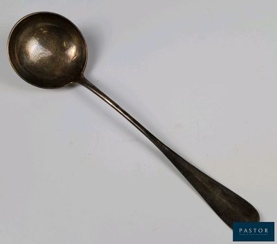 une cuillère posée sur une table
