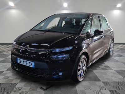 La nouvelle Citroën est garée dans le showroom.