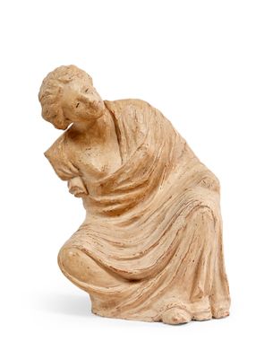 une image représentant une statue d'une femme assise sur une surface blanche