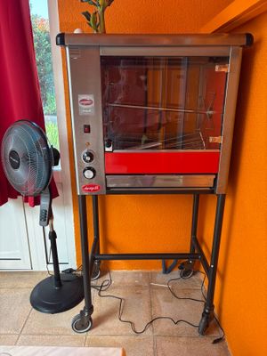 une photo d'un four grille-pain posé sur un support dans une pièce