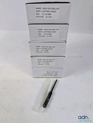 trois boîtes de brosses à dents posées les unes sur les autres sur une table