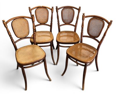 quatre chaises en bois avec des assises en osier sur fond blanc