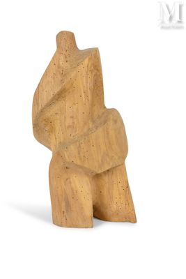 une petite sculpture en bois représentant un ours sur fond blanc