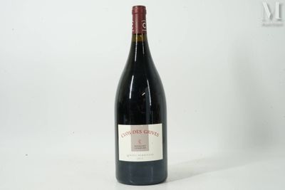 une bouteille de vin posée sur une table