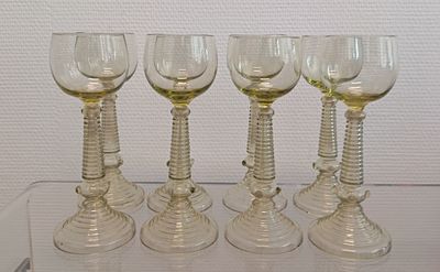 Suite de 8 verres à vin du Rhin en verre teinté vert olive