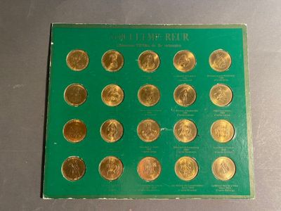 un gros plan sur une planche verte sur laquelle sont posées des pièces d'or