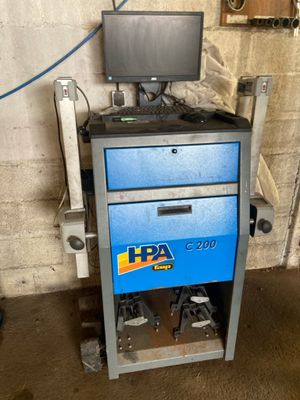 une armoire bleue sur laquelle est posé un ordinateur
