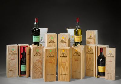 plusieurs bouteilles de vin sont empilées les unes sur les autres