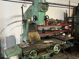 une grande machine installée dans une pièce