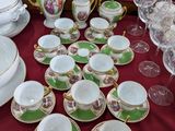 une table sur laquelle il y a beaucoup de vaisselle et de tasses