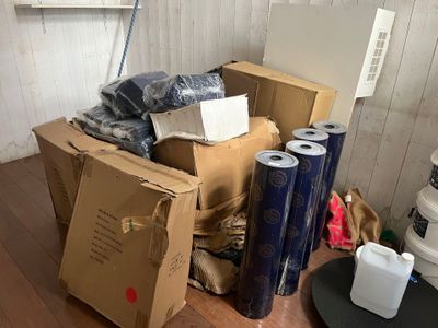 un tas de cartons et d'autres objets posés par terre