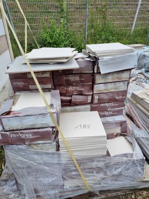 une pile de livres posée sur une palette dans la cour