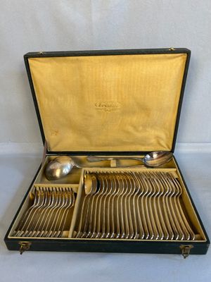 un coffret contenant de l'argenterie sur une surface blanche