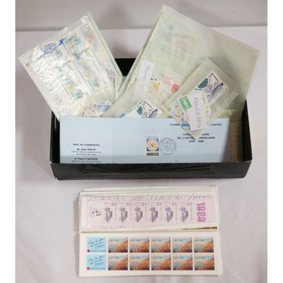 une boîte noire contenant des timbres et des enveloppes
