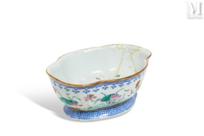 un petit bol orné d'un motif bleu et blanc