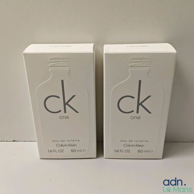 deux flacons de parfum CK One posés l'un sur l'autre