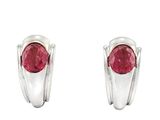 une paire de boucles d'oreilles ornées d'une pierre rouge au centre