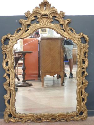 un miroir posé sur le sol devant un mur