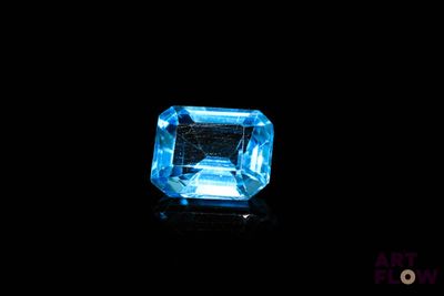 des topazes bleues sur fond noir