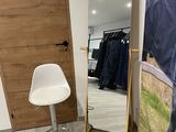 une chaise et un miroir dans une pièce où est accrochée au mur une image représentant un cheval