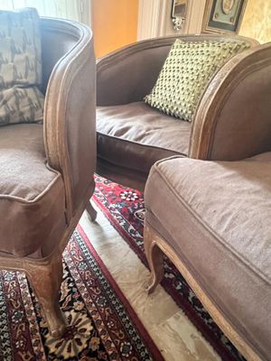 deux canapés et un fauteuil dans un salon