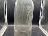 une bouteille en verre transparent posée à l'intérieur d'un four à micro-ondes