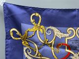 un drapeau bleu et or sur lequel figure une paire de ciseaux