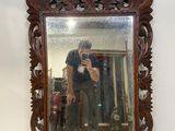 un homme se prenant en photo dans un miroir