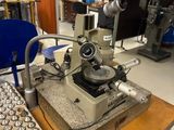 une machine posée sur une table dans une pièce