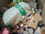 un carton rempli de nourriture et d'autres articles