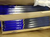 une boîte remplie de skis bleus posée sur une table