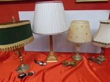 trois lampes posées sur une table recouverte d'une nappe rouge