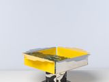 un gros plan d'un objet jaune et noir sur une surface blanche