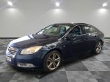 la photo d'une voiture bleue garée dans un garage