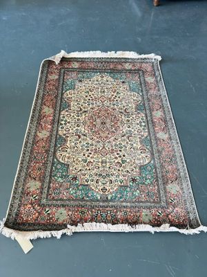 Tapis en laine et soie, fond bleu et rose pale à cartouches …