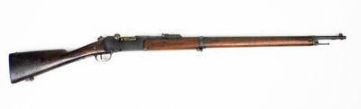 un vieux fusil avec un canon en bois sur fond blanc