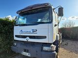 un camion garé sur le côté de la route