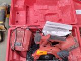 une boîte à outils rouge avec des outils sur le sol