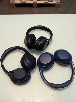 trois casques posés sur une table à côté d'une palette