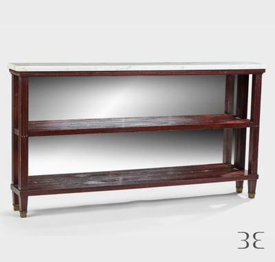 une étagère en bois composée de trois tablettes, surmontée d'un miroir