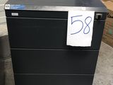 une photo d'un classeur noir sur lequel est apposée une étiquette de prix