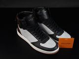 une paire de baskets noires et blanches posées sur une surface noire