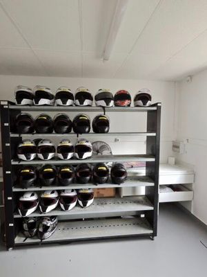 un porte-casques dans une pièce