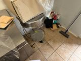 une poubelle posée par terre à côté d'une autre poubelle