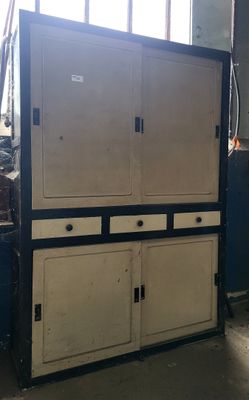 un meuble qui se trouve au milieu d'une pièce