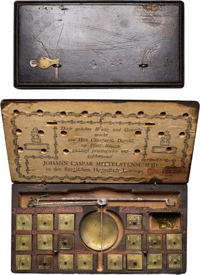 deux boîtes contenant chacune une horloge