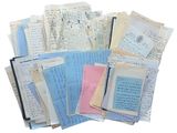 une pile de vieilles lettres et de vieux papiers posée sur une surface blanche