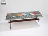 une table en métal ornée d'un motif représentant un bateau