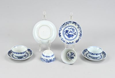 un ensemble d'assiettes, de tasses et de soucoupes bleues et blanches
