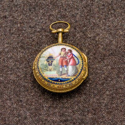 une montre de poche en or sur laquelle figure le portrait d'un homme et d'une femme